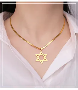 Detail van een vergulde roestvrijstalen Davidsster hanger aan een stijlvolle slangenketting