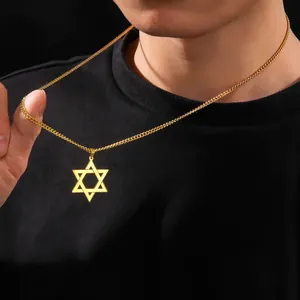 Detailopname van een vergulde roestvrijstalen ketting met een Davidster-hanger detail
