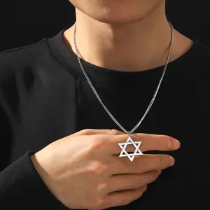 Minimalistische roestvrijstalen ketting met Davidster-hanger voor heren, gedragen
