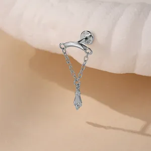 Nahaufnahme des S925 Silbersteckers mit filigranem Kettenquasten-Detail für Piercings.