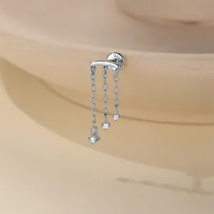 Detailansicht eines S925 Sterling Silber Knorpelsteckers mit eleganter Dreifach-Quastenkette