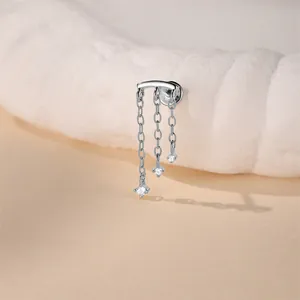 Nahaufnahme des S925 Sterlingsilber-Quastenpiercings mit funkelnden Zirkonia-Details