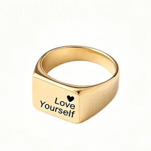 Minimalistische roestvrijstalen vierkante zegelring met 18K goudlaag en Love Yourself tekst
