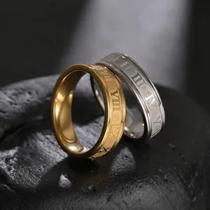 Vista macro de anillos punk de acero inoxidable dorados y plateados con números romanos