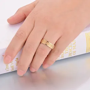 Detalle de un anillo de acero inoxidable dorado con elegantes números romanos grabados