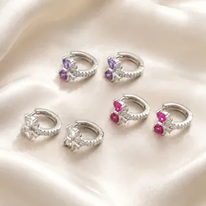 Dettaglio degli orecchini a cerchio a fiocco con pietre CZ viola, rosse e trasparenti.
