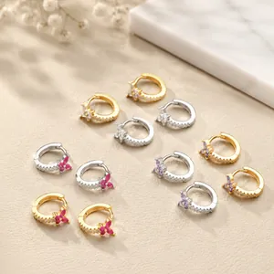 Eleganti orecchini a cerchio in rame oro e argento con fiori di zirconi luccicanti.