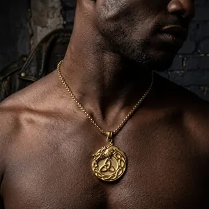 Primer plano detallado de un collar con colgante de dragón celta vikingo en oro para hombre.