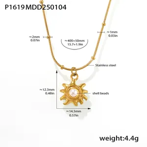 Vue détaillée du collier pendentif soleil doré avec dimensions et matériau en acier