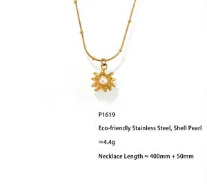 Détail du collier pendentif tournesol plaqué or 18 carats avec une perle de nacre centrale