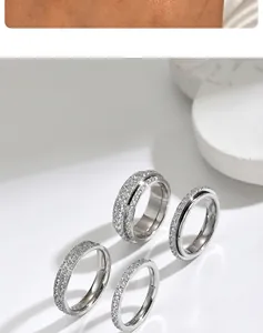 Detaillierte Makroansicht von vier Edelstahl-Eternity-Ringen mit Vollbesatz
