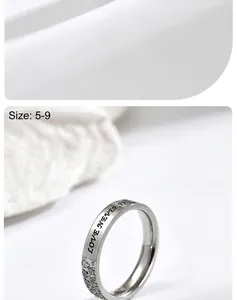 Detailansicht eines silbernen Stahlrings mit Gravur Love Never Fails und Zirkonia