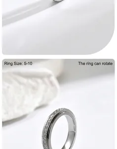 Makrodetail eines minimalistischen, drehbaren Rings in Silber mit funkelnden Steinen