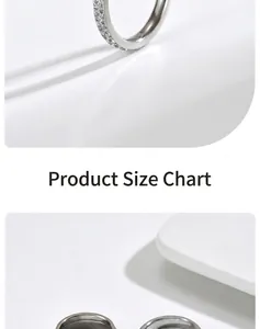 Detailaufnahme eines minimalistischen, silberfarbenen Stapelrings mit Diamanten
