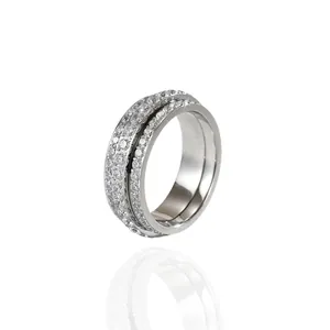 Elegantes silberfarbenes Stapelring-Set mit Mikro-Pavé-Kristallen im minimalistischen Stil