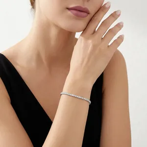 Elegantes S925 Sterlingsilber Moissanit Tennisarmband an einem Model vor schlichtem Hintergrund