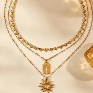 Detail van gouden gelaagde ketting met cactus- en zonnehangers in vintage westerse stijl.
