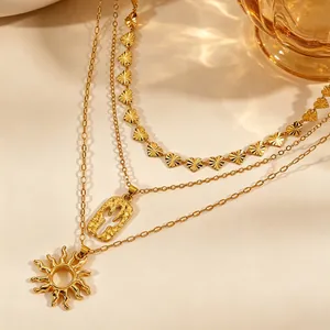 Gedetailleerde macro-opname van gouden gelaagde ketting met zon en cactus.