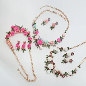Vista detallada de elegantes conjuntos de joyas florales con rosas, perlas y cristales brillantes.