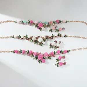 Vista detallada de tres juegos de joyas de rosas de esmalte con perlas y cristales en blanco