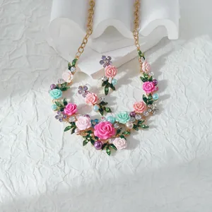 Elegante conjunto de joyas florales con rosas de resina de colores, perlas y cristales