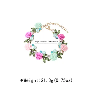 Detalle de pulsera floral con longitud 18+5cm y peso 21,3g, incluye perlas y cristales