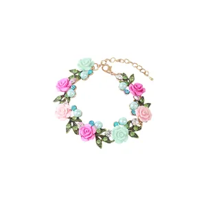 Vista detallada de la pulsera floral con rosas de resina, perlas y cristales brillantes
