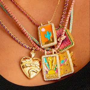 Détail de pendentifs de cartes de tarot rétro plaqués or 18 carats sur chaînes tressées