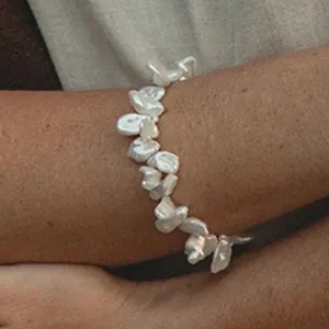 Détail rapproché de perles d'eau douce naturelles sur un collier ou un bracelet délicat