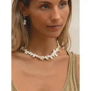 Détail d'un collier de perles d'eau douce naturelles irrégulières sur un mannequin