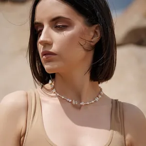 Vue détaillée d'un mannequin portant un collier de perles d'eau douce naturelles