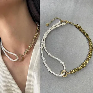 Collier asymétrique élégant avec perles d'eau douce et perles dorées sur un mannequin.
