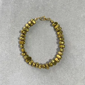 Collier élégant de style français aux perles dorées irrégulières et design