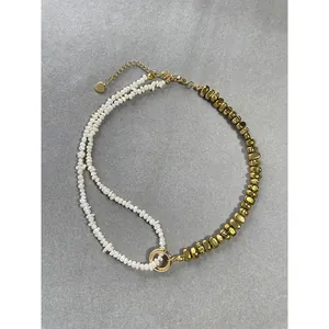 Gros plan d'un collier français asymétrique avec perles d'eau douce et perles d'or