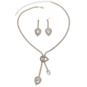 Parure de bijoux de mariée élégante avec collier et boucles d'oreilles en cristal.