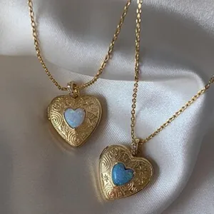 Vista macro dettagliata di medaglioni d'oro a forma di cuore con incisioni su seta bianca