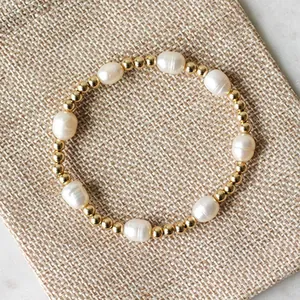 Détail d'un bracelet de perles d'eau douce baroques faites à la main avec des billes d'or