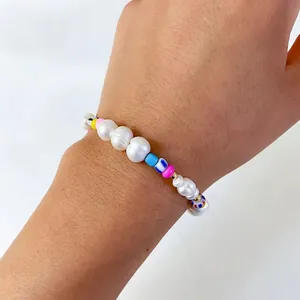 Gros plan d'un bracelet de perles colorées fait main avec des perles d'eau douce baroques