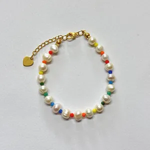 Gros plan d'un bracelet en perles d'eau douce baroques faites main avec perles arc-en-ciel