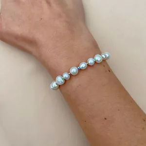 Gros plan détaillé du bracelet en perles d'eau douce baroques et perles arc-en-ciel