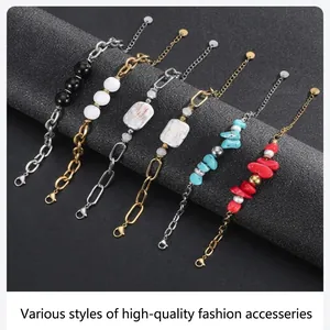Detalle de varios modelos de pulseras de acero inoxidable con piedras naturales de colores y perlas