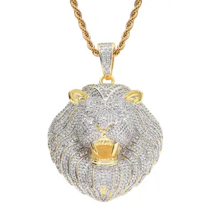 Collier avec pendentif tête de lion glacé et zircone cubique dorée