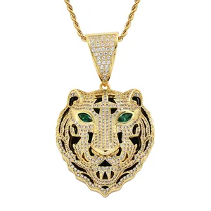 Collier avec pendentif tête de tigre glacé en plaqué or avec zircons blancs étincelants