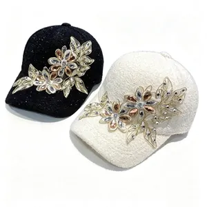 Eleganti cappellini da baseball invernali caldi con decorazioni floreali in strass da donna.