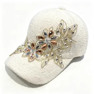 Berretto da Baseball da Donna Invernale Caldo in Peluche con Fiori di Cristallo e Strass Regolabile in Velluto di Agnello Lucido