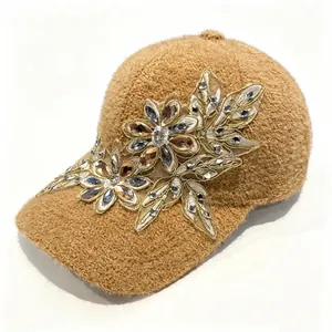 Dettaglio ravvicinato di fiori in pizzo e strass scintillanti su un berretto di peluche marrone