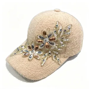 Vista dettagliata delle decorazioni floreali in pizzo e strass su un cappellino in peluche beige