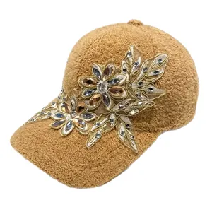 Cappellino da baseball in peluche da donna con fiori di pizzo e strass decorativi