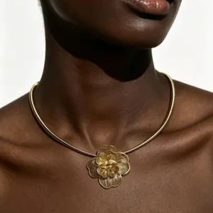 Collier Pendentif Fleur Ajourée en Cuivre pour Femmes Bijoux Déclaration Florale 3D Exagérés Chaîne Plaqué Or Argent