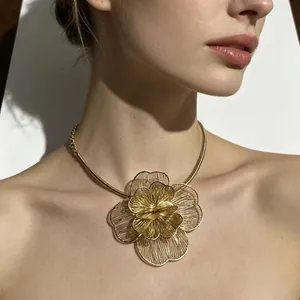 Vue détaillée d'un collier fleur géante ajourée en métal doré tendance